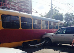 Трамвай снёс бампер внедорожнику возле дома-музея художника Крылова в Новочеркасске