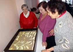 Новочеркасские ветераны устроили соревнования по рисованию песком на стекле