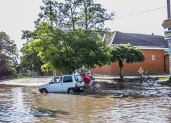 Непогода принесла новочеркасским подросткам новый способ заработка