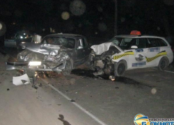 В Новочеркасске водитель «Волги» выехал на встречную полосу и врезался в такси