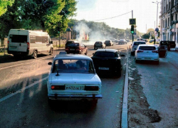 Дымящийся тополиный пух в Новочеркасске вызвал негодование у горожан