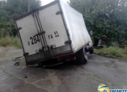 В Новочеркасске на улице Степной грузовая Газель провалилась под асфальт