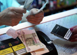 Сигареты и алкоголь запретят продавать на кассе и лицам моложе 21 года