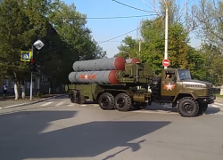 Внушительную военную технику на улицах Новочеркасска сняли на видео восторженные горожане 