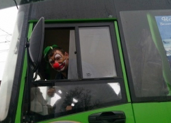 На дорогах Новочеркасска появился автобус с клоуном за рулем