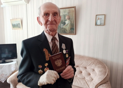 В Новочеркасске ветеран Великой Отечественной войны получил новый российский паспорт