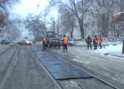 В Новочеркасске кладут асфальт в снег
