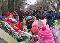 В Новочеркасске юные помощники ГАИ почтили память погибших воинов