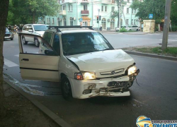 В Новочеркасске две автоледи не разъехались на перекрестке