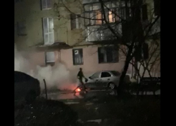 В Новочеркасске попала на видео сгоревшая прошлой ночью иномарка