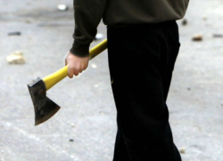 Пьяный мужчина пытался зарубить топором своего собутыльника под Новочеркасском