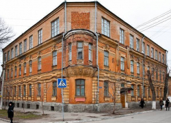 Новочеркасская школа в подарок на 100-летний юбилей получила деньги на замену окон