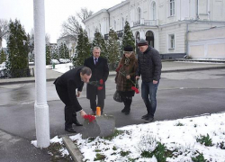 Новочеркассцы несут цветы к символичскому мемориалу