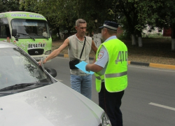 Сотрудники ОГИБДД Новочеркасска напомнили водителям, что они тоже пешеходы