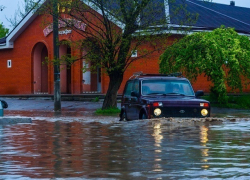 В Новочеркасске в микрорайоне Донском автомобильное движение стало напоминать речное