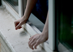 Жительница Новочеркасска вывалилась из окна шестого этажа