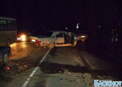 Под Новочеркасском на трассе «Волга» врезалась в экскаватор