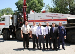 Замминстру МЧС России показали техническую новинку - эвакуатор для большегрузных машин