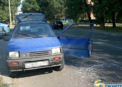 В Новочеркасске «Тойота» оторвала «Оке» дверь