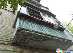 В Новочеркасске в ответ на жалобу о разрушающемся балконе выписали штраф на 44 тысячи