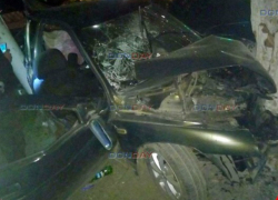 19-летняя автоледи на скорости протаранила столб и дерево в Новочеркасске