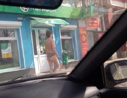 В центре Новочеркасска разгуливает голая девушка