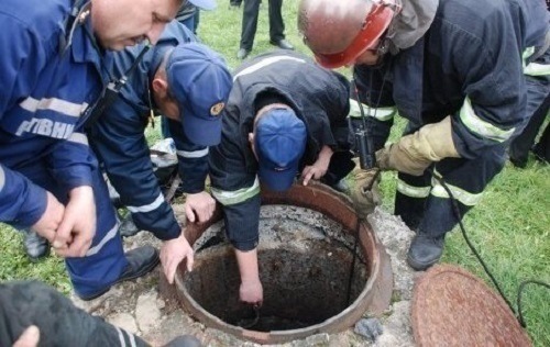 В Новочеркасске мужчина провалился в канализацию