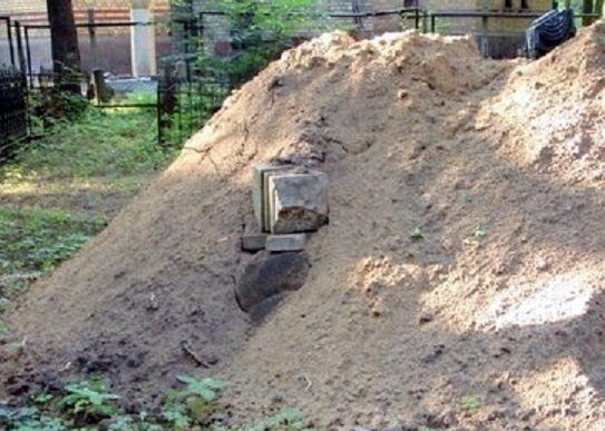 На кладбища Новочеркасска завезли 500 тонн песка