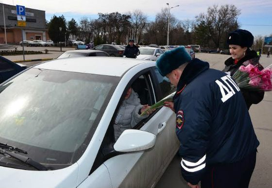 В Новочеркасске автоинспекторы останавливали женщин за рулем и дарили им цветы