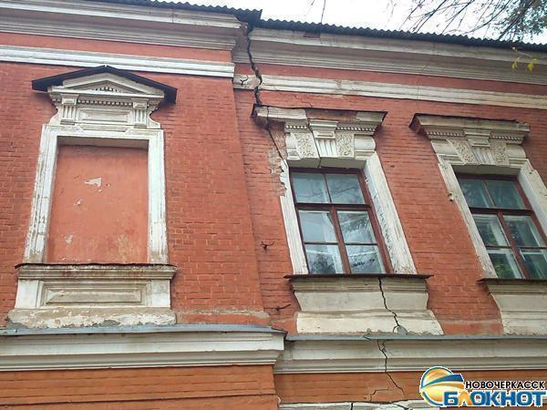 В Новочеркасске со здания приемной губернатора на прохожих падают кирпичи