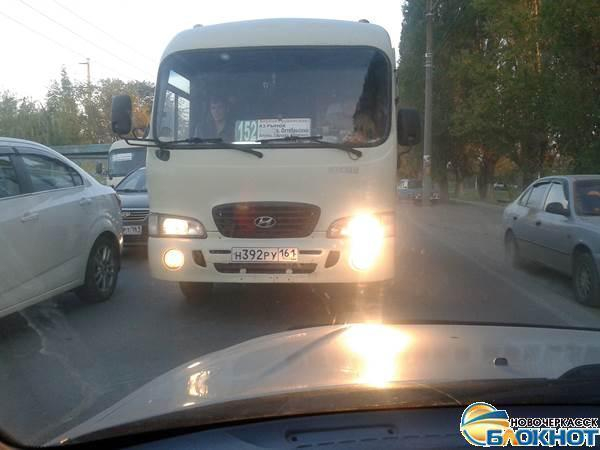 В Новочеркасске маршрутки выезжают на встречную полосу и усугубляют пробки на Хотунке