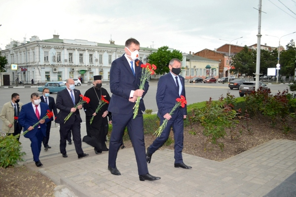 215-летие Новочеркасска отметили памятной панихидой и возложением цветов