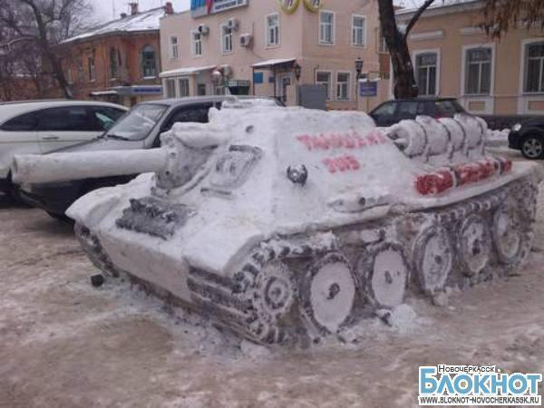 В Новочеркасске появился танк из снега и льда