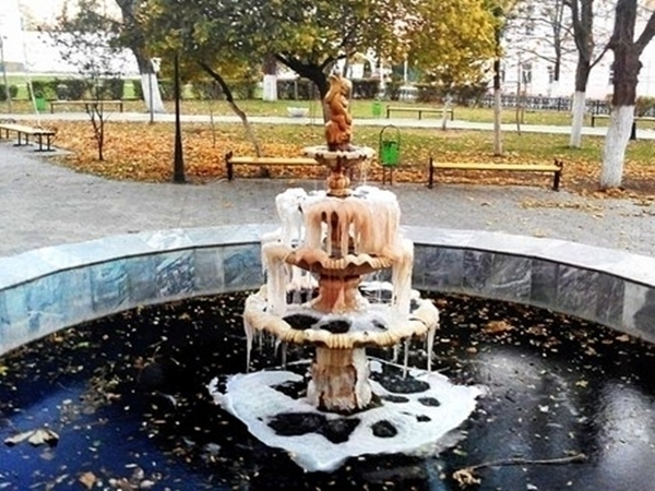 В Новочеркасске в сквере Платова замерз фонтан