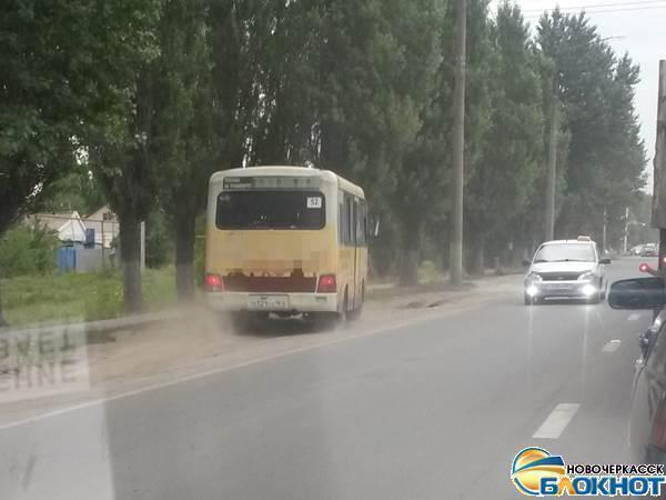 На улице Трамвайной в Новочеркасске маршрутки объезжают пробки по встречной обочине
