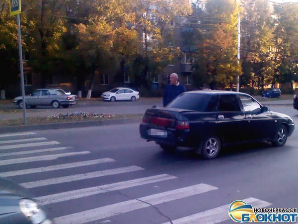 В Новочеркасске вежливому водителю разбили машину