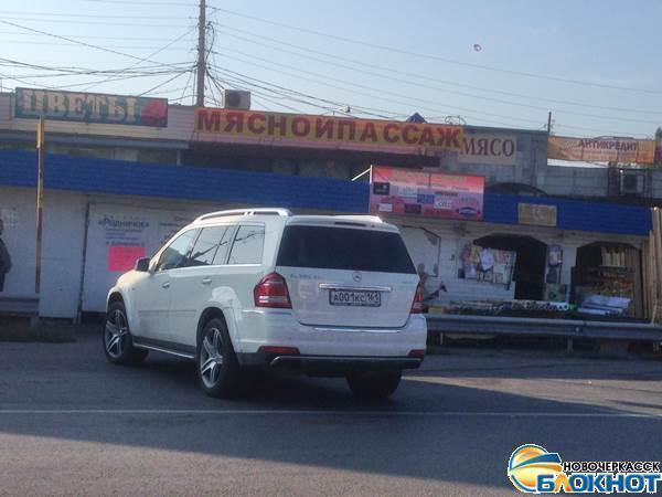 В Новочеркасске депутат городской Думы припарковался поперек полосы, перегородив дорогу