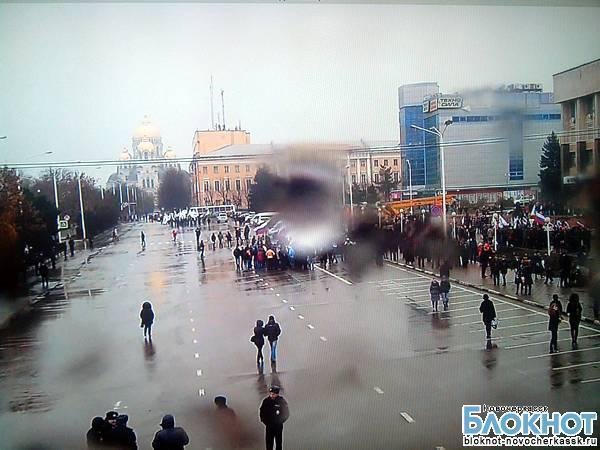 Несмотря на ливень, в Новочеркасске на митинг поддержки Крыма собралось уже несколько сотен человек