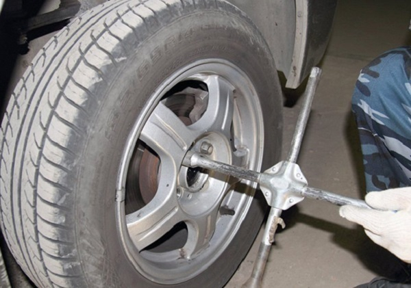 В Новочеркасске автовора «застукали» за скручиванием колес у «Приоры»