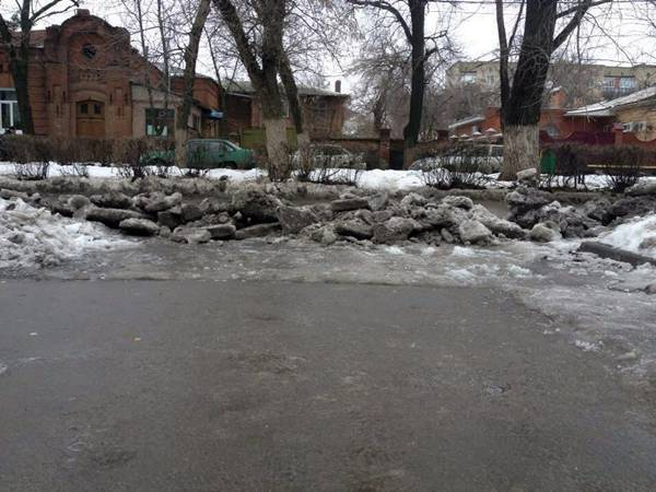 Администрация Новочеркасска выписала 12 штрафов за неубранный мусор и нечищеные тротуары