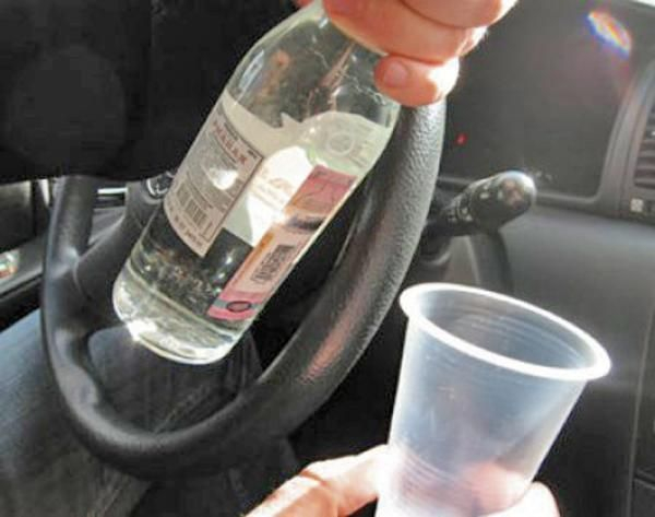 Пьяный водитель дважды припарковался в соседнюю машину в Новочеркасске