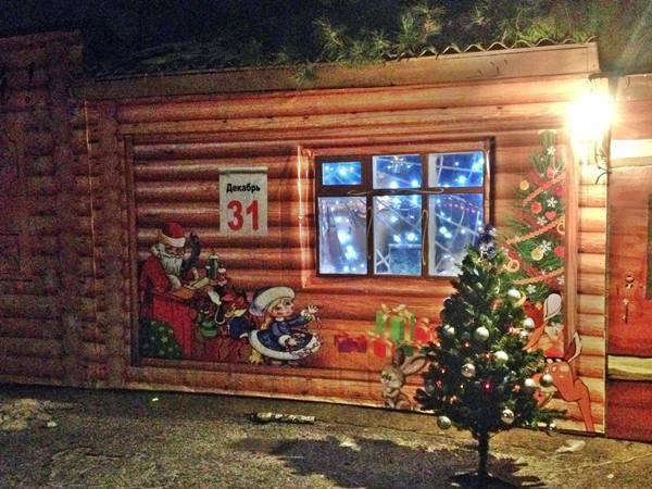 В Новочеркасске в детском парке открылась избушка Деда Мороза