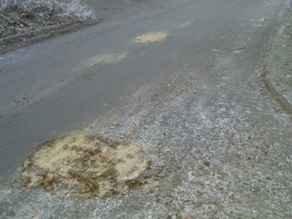 Фотофакт: в Новочеркасске латают ямы на дорогах по снегу и грязи