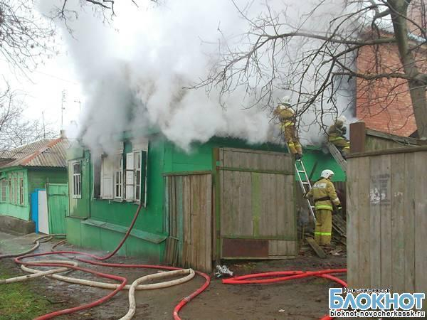 В девушку заливают воду через шланг