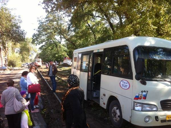В Новочеркасске трамвай взял на буксир застрявшую на путях маршрутку