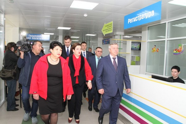 Медучреждения, скверы и многоэтажки: губернатор посетил Новочеркасск