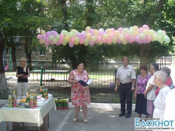 В Новочеркасске жильцы пятиэтажки вместе отметили 50-летний юбилей дома