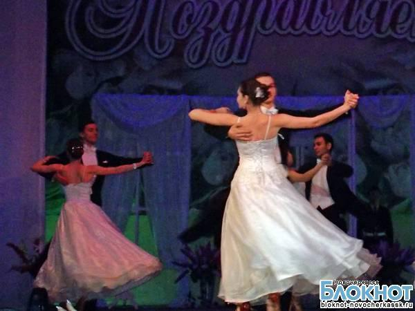 Официальное поздравление женщин Новочеркасска сделали в виде бала