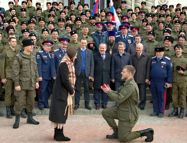 В Новочеркасске казак сделал предложение девушке прямо на проводах на Парад Победы