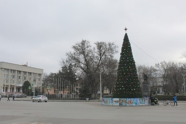 В Новочеркасске обновят ветхую новогоднюю елку за полмиллиона рублей
